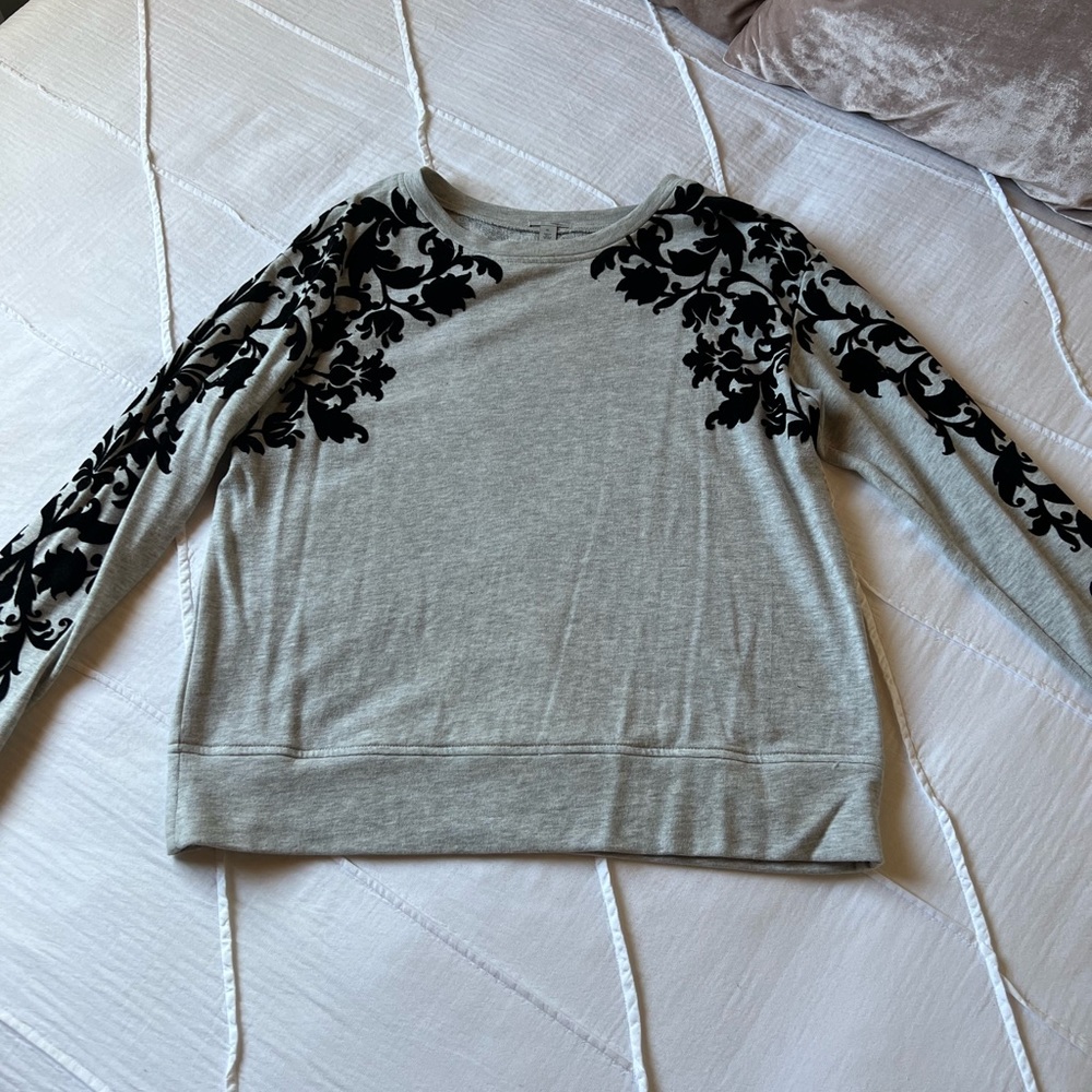 Sweater with velvet appliqué